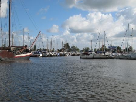 Een ruime opzet van de Jachthaven Wartena
