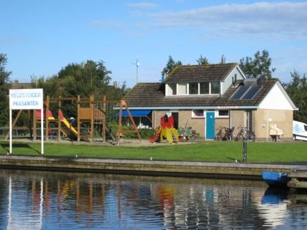 Het havenkantoor van de Jachthaven Wartena met meldsteiger
