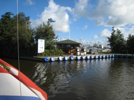 Pomstation bij de haveningang van Jachthaven Wartena met aanleg vriendelijke kade