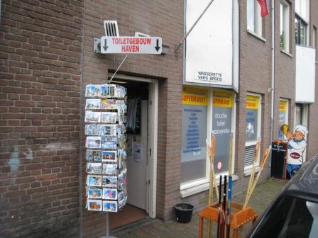 De ingang naar de sanitaire voorzieningen